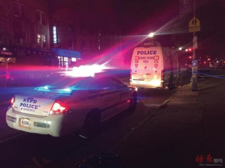 深夜近11時(shí)仍有不少警員在按摩店附近調(diào)查取證。(本文圖片均為僑報(bào)記者攝)