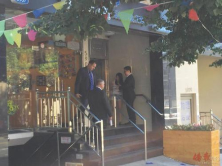 調(diào)查人員盤(pán)問(wèn)隔壁婚紗店員。(本文圖片均為僑報(bào)記者攝)