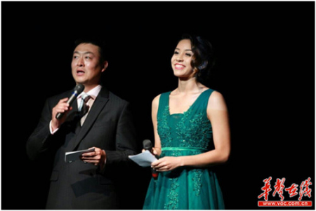 思思在溫哥華華人社團(tuán)活動(dòng)中擔(dān)任主持。 （資料圖）