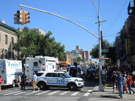 警方偵辦該血案出動(dòng)直升機(jī)和十多輛警車。(美國《世界日報(bào)》/王靖雯 攝)