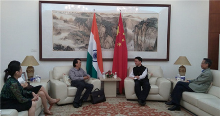 劉勁松臨時代辦會見中國作家代表團