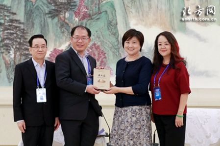 天津市僑辦主任周路為客人贈(zèng)送禮物 天津市僑辦主任周路為客人贈(zèng)送禮物