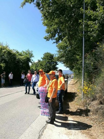 意大利基督教華人教會羅馬西區(qū)成員趕赴災區(qū)現(xiàn)場提供物資援助。(《歐洲時報》/意大利基督教華人教會小強供圖)