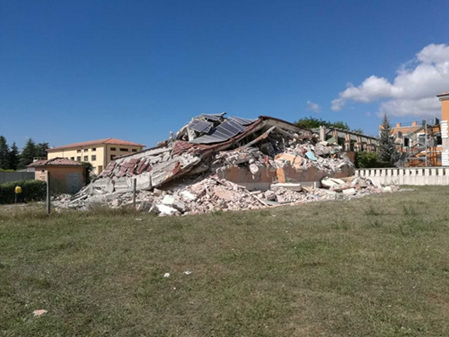 倒塌的房屋。(《歐洲時報》/意大利基督教華人教會小強供圖)