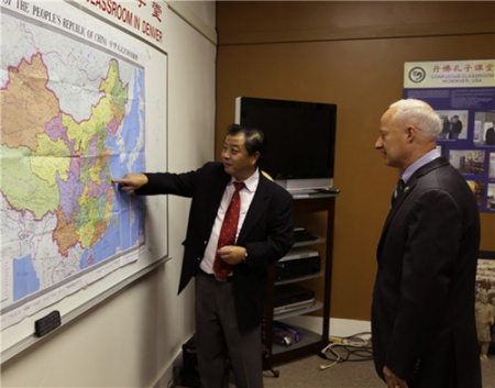 馬克·考夫曼眾議員站在孔子課堂中國地圖面前。（美國《中美郵報》）