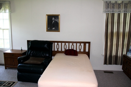 薛君度故居內(nèi)景，多處懸掛著黃興先生的畫像 人民網(wǎng)記者張朋輝攝