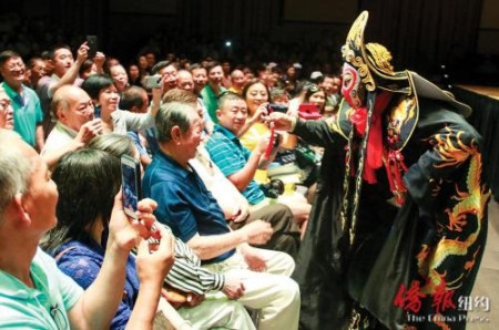 《變臉》表演者馬斌當(dāng)著一位觀眾的面變成了孫大圣。(美國(guó)《僑報(bào)》/賈玉璇 攝) 　　