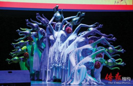 充滿神秘與異域風(fēng)情的舞蹈《金色湯瓶》。(美國(guó)《僑報(bào)》/賈玉璇 攝) 