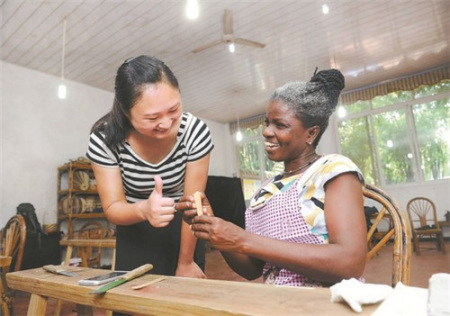 安朗（右）是唯一的女學(xué)員，老師為她的進(jìn)步豎起大拇指。