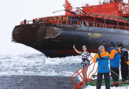 2016年7月1日在北極點(diǎn)冰泳。(美國《僑報》)