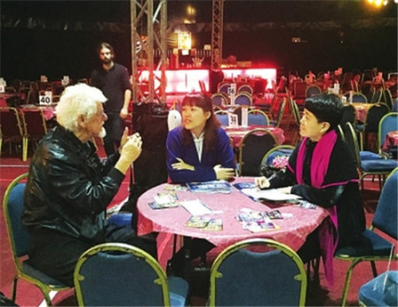 本報記者采訪英國BBC電臺前主編、現(xiàn)英國文化交流有限公司藝術(shù)顧問托尼·維奇米勒。(資料圖)