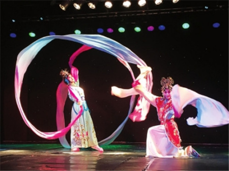 充溢著濃郁關(guān)東情調(diào)的舞蹈《找情郎》。(資料圖)