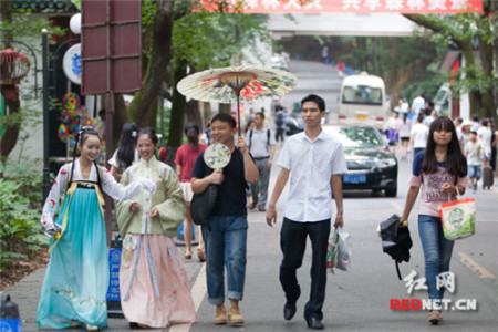 司徒漪瀾（陳佳鑫）與其同袍在岳麓山下行走談笑。