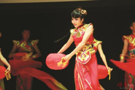 舞蹈《節(jié)日歡慶》。(美國(guó)《僑報(bào)》/賈玉璇 攝)