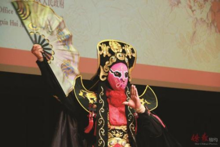 變臉。(美國(guó)《僑報(bào)》/賈玉璇 攝)