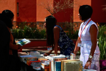 參會人員在中國文化圖書展臺進行咨詢。(鄭彤彤 攝)