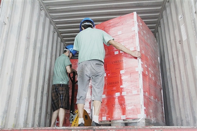 　進(jìn)口商品入庫卸貨。 