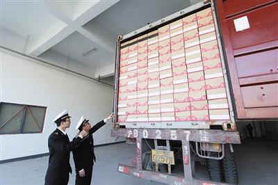 　麗水海關(guān)對入庫進(jìn)口商品進(jìn)行檢查。