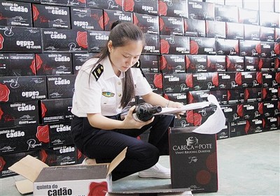 麗水商檢人員查驗進(jìn)口商品。 