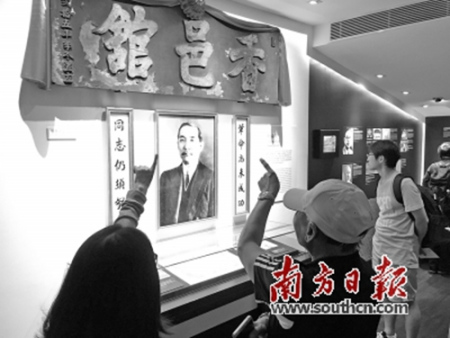 晚晴園的導(dǎo)游義工向參觀者講解孫中山與晚晴園之間的歷史故事。