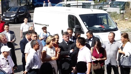 佩克雷斯與華人商圈內(nèi)店主交談