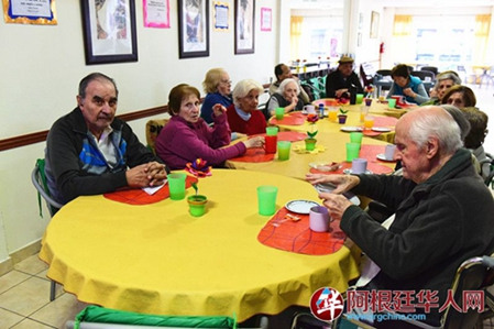 正在享用下午茶的老年人。(阿根廷華人網(wǎng))