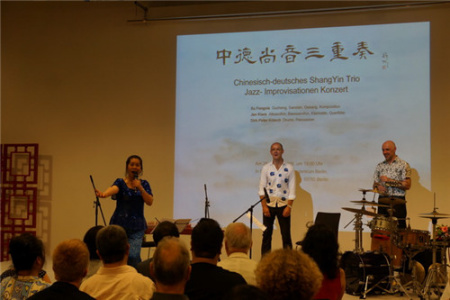 樂隊與聽眾互動。(閆健 攝)