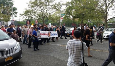 游行現(xiàn)場(chǎng)（美國(guó)中文網(wǎng)/網(wǎng)絡(luò)截圖）