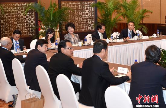 9月3日，中國海外交流協(xié)會常務副會長裘援平、中國海外交流協(xié)會副會長兼秘書長譚天星在北京與“海外華裔精英人士訪問團”舉行座談交流。 <a target='_blank' >中新社</a>記者 張勤 攝