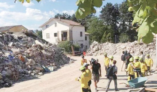 公羊會(huì)隊(duì)員在震區(qū)展開救援工作。(圖片來源：圖片由廖志成提供)