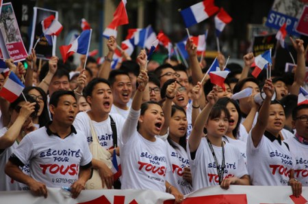 年青一代是這次游行的主力。（《歐洲時報》記者/黃冠杰 攝）