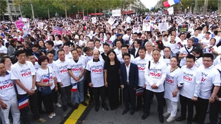 中國駐法使館領(lǐng)事部主任陸青江參贊代表中國駐法使館向張朝林表示哀悼。（《歐洲時報》記者/孔帆 攝）