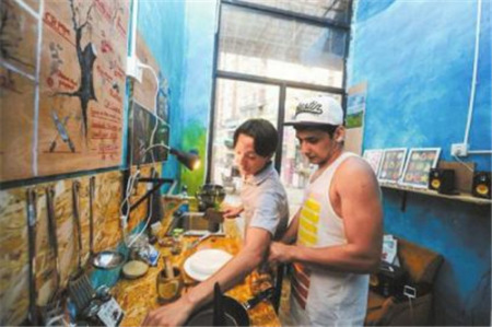 遇 到殺活魚的時候，楊勇和奧茲就上場了。