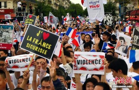 圖為參加游行的華人打出安全訴求的標語。 <a target='_blank' >中新社</a>記者 龍劍武 攝