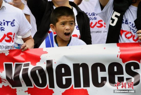 圖為參加游行的華人奮力發(fā)聲。 <a target='_blank' >中新社</a>記者 龍劍武 攝