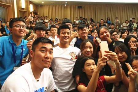 諶龍、洪煒與同學們合影