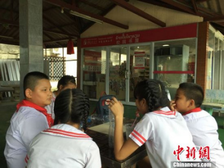 校園書屋旁嬉戲的學(xué)生。齊彬 攝