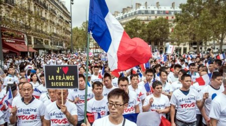 參加周日游行示威的人群身穿印有“反對暴力、反對暴力、搶劫和不安全”或“人人平等、人人安全”口號的體恤衫，并揮舞著法國國旗。