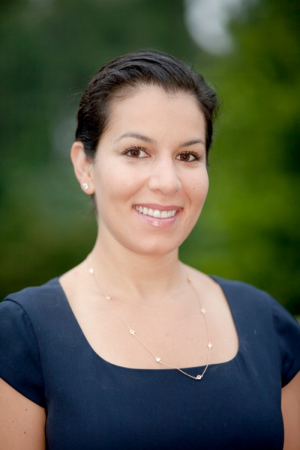 弗吉尼亞大學本科招生辦公室副主任兼國際招生主任 塞內(nèi)姆·古達·沃德女士 弗吉尼亞大學本科招生辦公室副主任兼國際招生主任 塞內(nèi)姆·古達·沃德女士