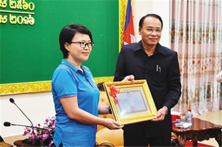 磅湛省省長隆林泰（右）為海南醫(yī)療隊(duì)頒發(fā)感謝信。（《海南日報(bào)》記者/馬珂 攝）