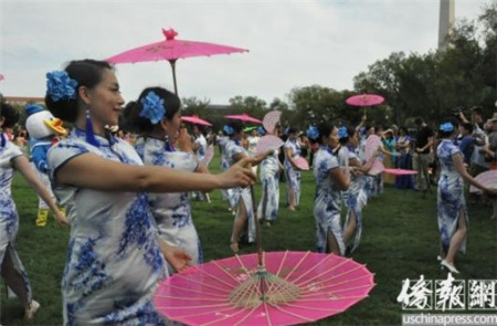 快閃活動(dòng)中的《女人花》舞蹈表演。(美國(guó)《僑報(bào)》/徐一凡 攝)