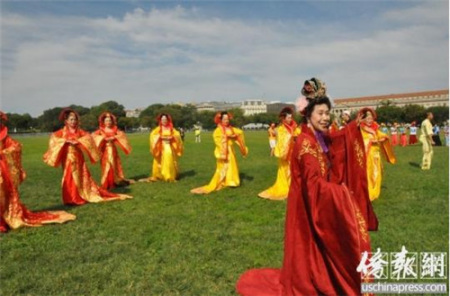 快閃活動(dòng)中的京劇表演。(《僑報(bào)》記者徐一凡攝)