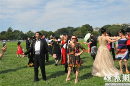 快閃活動(dòng)中的《祝酒歌》歌舞表演(《僑報(bào)》記者徐一凡攝)