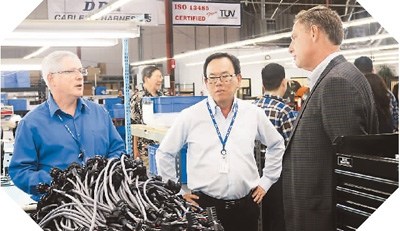 圖為美國國會議員參觀余建強在美國的工廠。