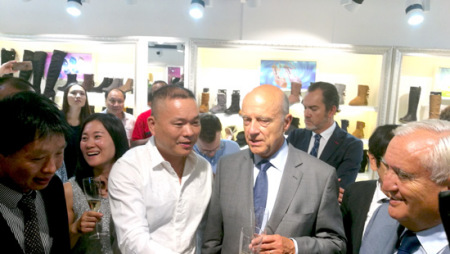 于貝、拉法蘭與華商趙志云交談。（法國(guó)《歐洲時(shí)報(bào)》/孔帆 攝）