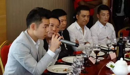 華二代郭顯云發(fā)言。（法國(guó)《歐洲時(shí)報(bào)》/孔帆 攝）