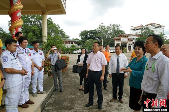 中國國務院僑辦主任裘援平，8日來到位于老撾永珍善堂的萬象華助中心考察。她強調，要通過各方面共同努力，把海外華助中心打造成僑胞守望相助的“溫暖之家”。圖為裘援平與華助中心救助隊員交流。<a target='_blank' >中新社</a>記者 齊彬 攝