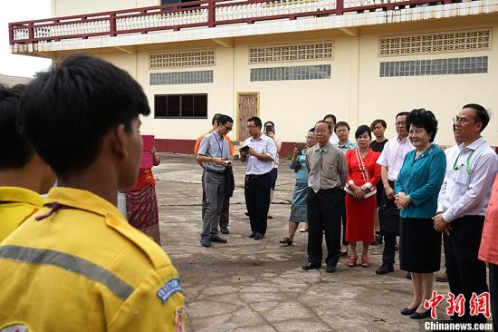 中國國務院僑辦主任裘援平，8日來到位于老撾永珍善堂的萬象華助中心考察。她強調，要通過各方面共同努力，把海外華助中心打造成僑胞守望相助的“溫暖之家”。圖為裘援平與華助中心救助隊員交流。<a target='_blank' >中新社</a>記者 齊彬 攝