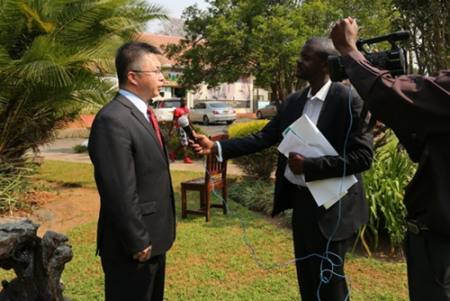 (趙寶鋼參贊接受津國(guó)家電視臺(tái)采訪) (趙寶鋼參贊接受津國(guó)家電視臺(tái)采訪)