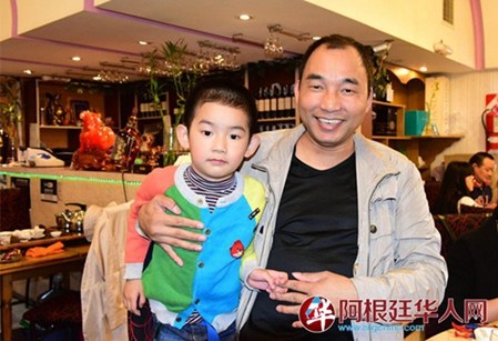 旅阿僑胞愉快的心情溢于言表。